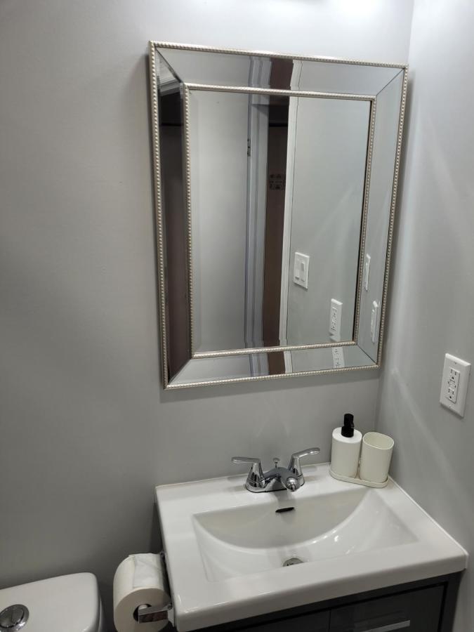Guest House Basement - Master Bedrooms In Bayview Village Торонто Экстерьер фото