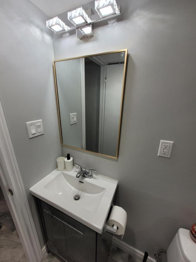 Guest House Basement - Master Bedrooms In Bayview Village Торонто Экстерьер фото